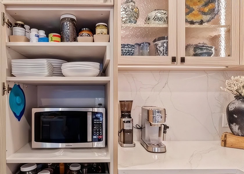 Minimalist kitchen with restrained textures and clean-lined cabinetry