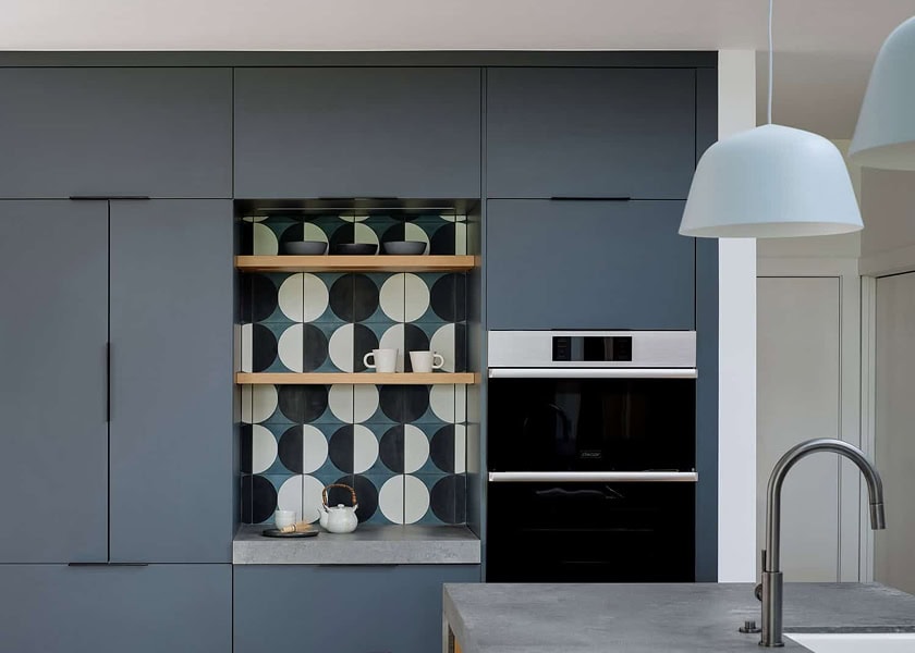 Contemporary kitchen backsplash integrated with surrounding cabinetry and surfaces